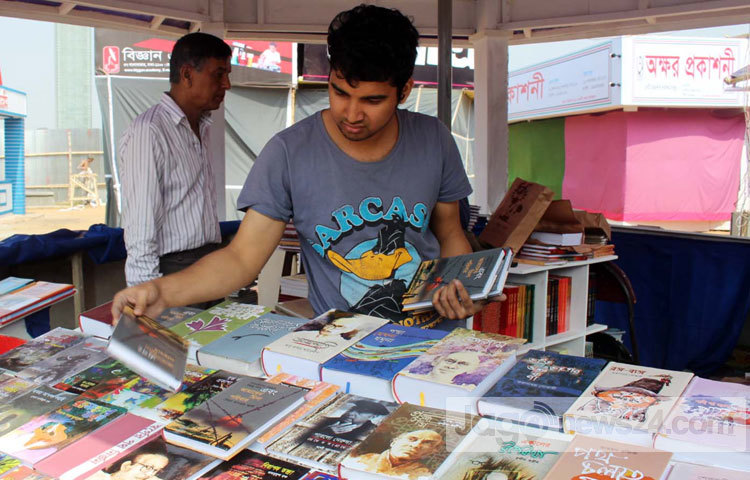 অমর একুশে গ্রন্থমেলা আজ তৃতীয় দিনে পড়েছে। বেচা-কেনা জমে না উঠলেও ক্রেতাদের দৃষ্টি কাড়তে বইগুলো সাজানো হচ্ছে।