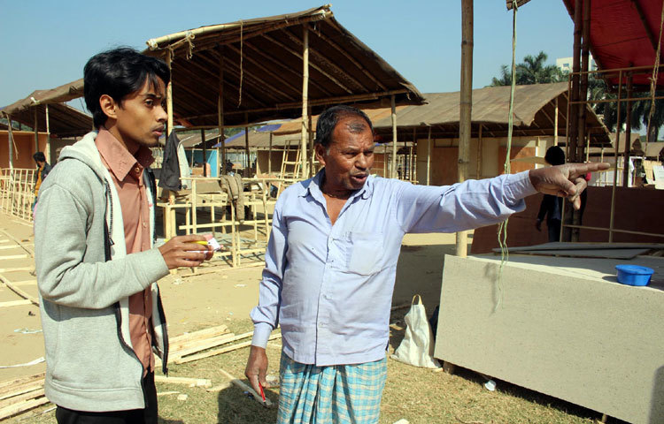বছর ঘুরে আবারও আসছে অমর একুশে গ্রন্থমেলা। বাংলা একাডেমি কর্তৃক স্টল বরাদ্ধ দেওয়ার পর এখন চলছে বিভিন্ন প্রকাশনীর নান্দনিক স্টল নির্মানের প্রস্তুতি। ছবি ঃ বিপ্লব দিক্ষিৎ