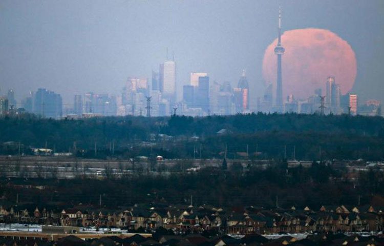কানাডার টরেন্টোর আকাশে সিঁদুরে চাঁদ। ছবি : রয়টার্স