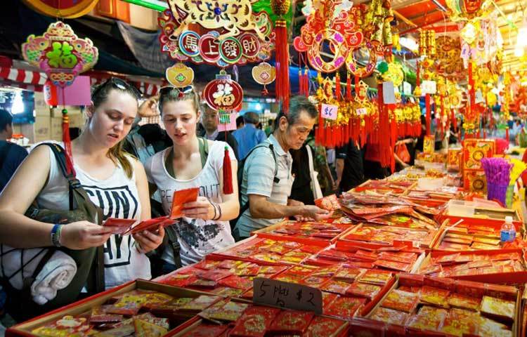 নববর্ষ উপলক্ষে প্রিয়জনদের শুভেচ্ছা জানাতে বেইজিংয়ের একটি দোকানে কার্ড বিক্রির ধুম পড়েছে।