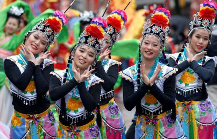 চীনারা খবুই উৎসবপ্রিয় জাতি। দিনপঞ্জি অনুযায়ী ৮ ফেব্রুয়ারি চীনে নববর্ষ উদযাপন করা হবে। নতুন বছরকে বরণ করে নিতে প্রস্তুত সে দেশের সব শ্রেণি মানুষ। তাই দেশজুড়ে চলছে সাজসাজ রব।