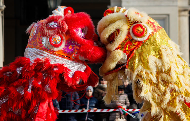 নববর্ষ উপলক্ষে চীনের ঐতিহ্যবাহী পুতুল নাচ।