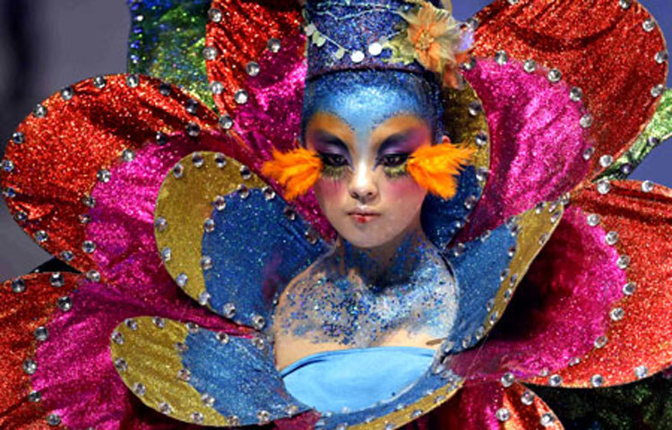 এক চীনা তরুণীর অদ্ভুত বর্ণীল সাজ।