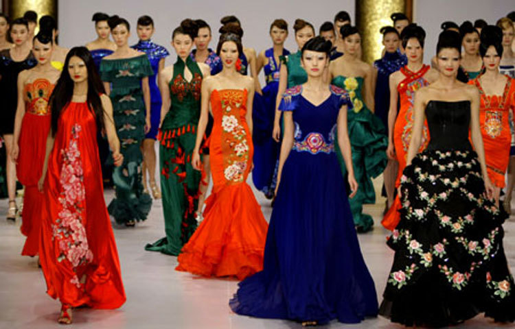 একটি ফ্যাশন উৎসবে চীনের একদল তরুণী।