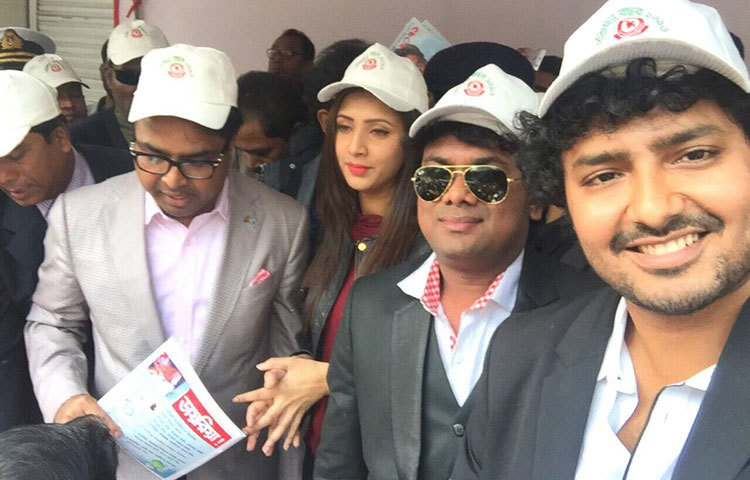 রাজধানীর দুই নগর পিতা শোবিজ অঙ্গনের তারকাদের নিয়ে পরিস্কার পরিচ্ছন্নতা অভিযানে নেমেছেন । ঢাকাকে তিলোত্তমা নগরীতে গড়তে চলতি বছরকে &lsquo;পরিচ্ছন্ন বছর-২০১৬&rsquo; ঘোষণা দেওয়া হয়েছে।