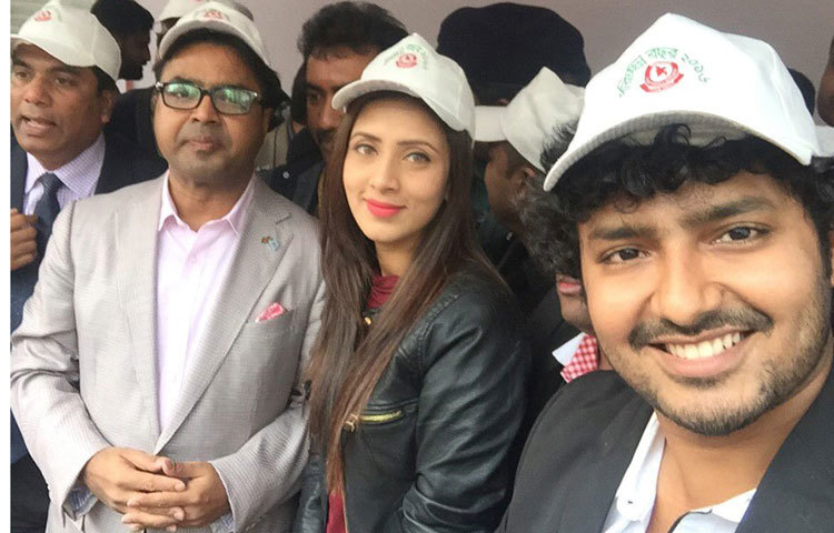 রাজধানীর দুই নগর পিতা শোবিজ অঙ্গনের তারকাদের নিয়ে পরিস্কার পরিচ্ছন্নতা অভিযানে নেমেছেন । ঢাকাকে তিলোত্তমা নগরীতে গড়তে চলতি বছরকে &lsquo;পরিচ্ছন্ন বছর-২০১৬&rsquo; ঘোষণা দেওয়া হয়েছে।