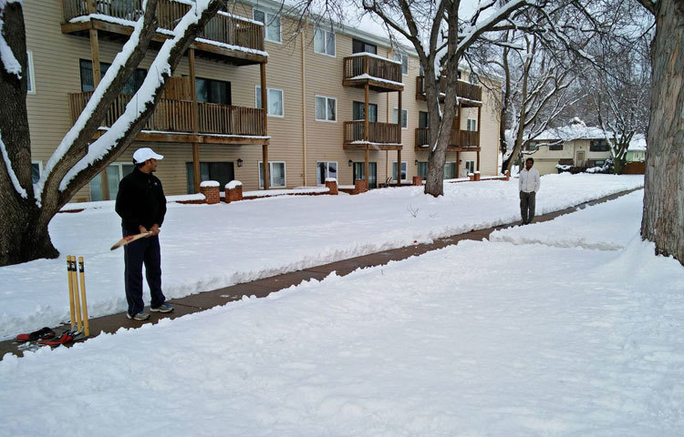 প্রচণ্ড শীতের মাঝে তুষারপাত হচ্ছে। এই তুষারপাতের মধ্যে চলছে ক্রিকেট খেলা। যে যার মত করে বিশ্বমাতানো এই খেলায় অংশ নিচ্ছে। ছবি : ইএসপিএন