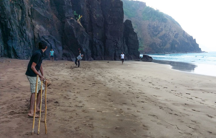 পাহাড়ের পাদদেশে তুরুণদের ক্রিকেট খেলা চলছে। ছবি : ইএসপিএন