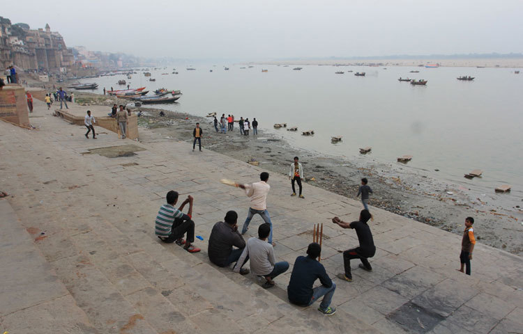 সমুদ্র সৈকতে এসে ভ্রমণকারীরা ক্রিকেট খেলছেন। এ দৃশ্য দেখলে ক্রিকেটপ্রেমীরা উচ্ছ্বসিত হবেন। ছবি : ইএসপিএন