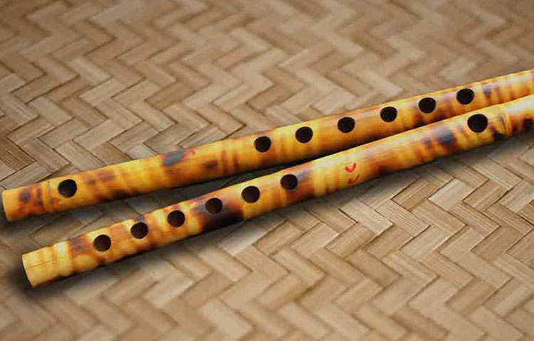 &lsquo;প্রাণো সখীরে ঐ শোন কদম্ব ডালে বংশী (বাঁশি) বাজায় কে..&rsquo;-এক সময় আমাদের দেশের উদাসী প্রেমিক তার প্রেমীকাকে ঘর ছাড়া করতে বাঁশের বাঁশি বাজাতো। গ্রাম-গঞ্জে এখন আর এই বাঁশির সুর শোনা যায় না বললেই চলে।