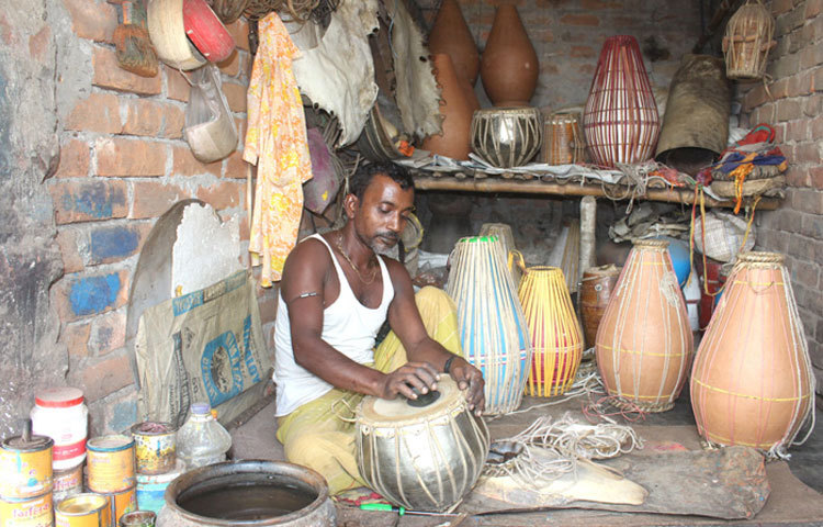 &nbsp;ঢোল, তবলাসহ নানা ধরনের দেশীয় বাদ্যযন্ত্র তৈরি করছেন একজন বাদ্যযন্ত্র করিগর।