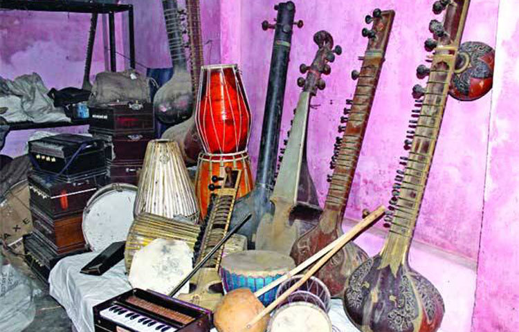 দোকানে বিক্রির অপেক্ষায় সাজানো রয়েছে নানা ধরনের দেশীয় বাদ্যযন্ত্র।