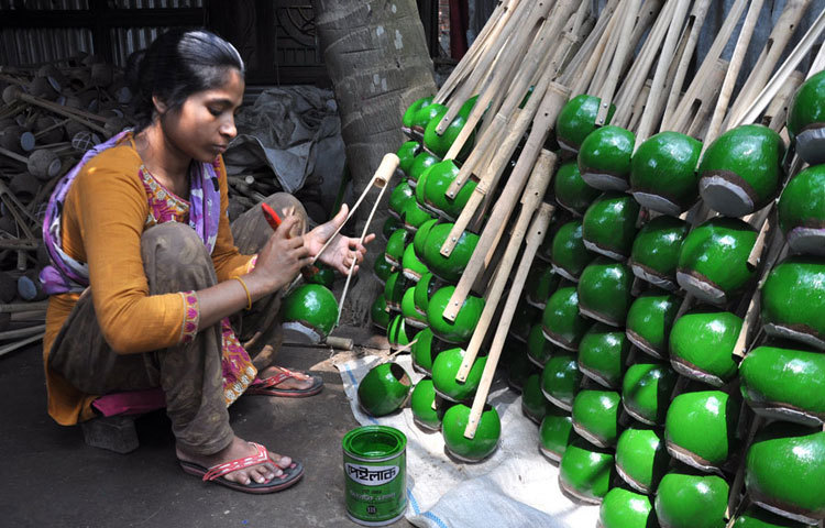 দেশের সংস্কৃতির অন্যতম প্রাণ কেন্দ্র সোনারগাঁয়ের এক একতারা কারিগর তার তৈরিকৃত একতারাতে আপন মনে রং লাগাচ্ছেন।