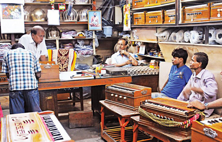 পুরাতন ঢাকার তাঁতি বাজারের একটি বাদ্যযন্ত্রের দোকান। দেশের বিভিন্ন স্থান থেকে এখনও এখান থেকে বাদ্যযন্ত্র কিনতে আসেন ক্রেতারা।