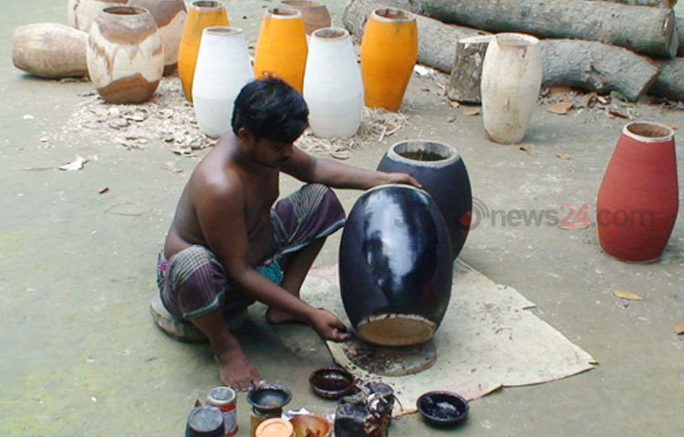 সম্পূর্ণ দেশীয় প্রযুক্তিতে তৈরি করা হচ্ছে বাদ্যযন্ত্র। বিদেশী বাদ্যযন্ত্রের দাপটে এগুলো হারাতে বসেছে তাদের আপন মাহিমা।