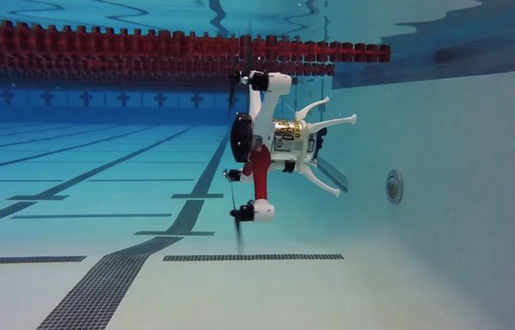 এবার পানির নিচেও কাজ করতে পারবে বা উড়তে পারবে এমন ড্রোন ঈবশ আলোচনা সৃষ্টি করেছে। &lsquo;লুন কপ্টার&rsquo; নামের এ ড্রোন তৈরি করেছেন ওকল্যান্ড ইউনিভার্সিটির ইমবেডেড সিস্টেমস রিসার্স গ্রুপ।