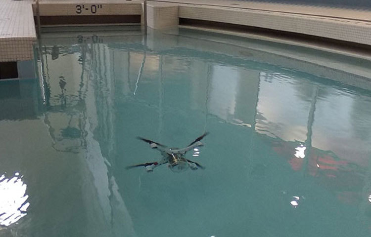 এবার পানির নিচেও কাজ করতে পারবে বা উড়তে পারবে এমন ড্রোন ঈবশ আলোচনা সৃষ্টি করেছে। &lsquo;লুন কপ্টার&rsquo; নামের এ ড্রোন তৈরি করেছেন ওকল্যান্ড ইউনিভার্সিটির ইমবেডেড সিস্টেমস রিসার্স গ্রুপ।