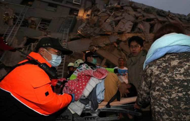 তাইওয়ানের দক্ষিণাঞ্চলে আজ (৬ ফেব্রুয়ারি, ২০১৬) শনিবার সকালে ভূমিকম্পে ১৬ তলা একটি ভবন ধসে পড়েছে। এতে ১০ মাসের শিশুসহ নিহতের সংখ্যা বেড়ে পাঁচজনে পৌঁছেছে। ধ্বংসস্তুপে আটকে পড়াদের উদ্ধারের চেষ্টা চলছে। ছবি : বিবিসি