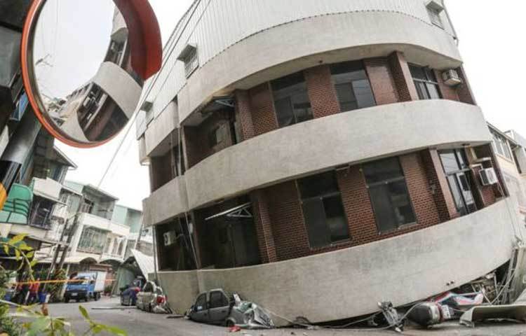 মুহূর্তেই ধসে পড়েছে এই ভবনটি। তবে এখানে কতজন হতাহত হয়েছেন তা জানা যায়নি।