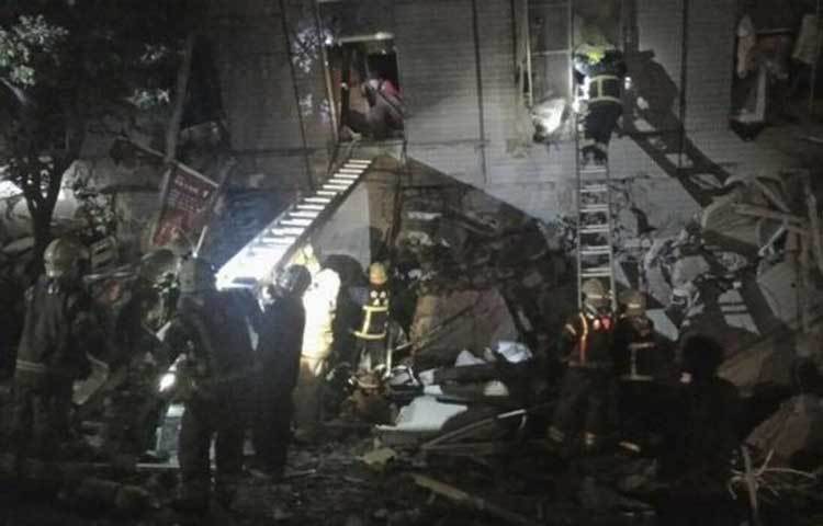 হতাহতদের উদ্ধারে প্রাণপণ চেষ্টা চালাচ্ছেন উদ্ধারকর্মীরা।