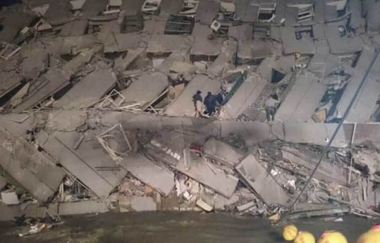 দুমড়ে-মুচড়ে পড়েছে এই ভবনটি। ছবি : বিবিসি