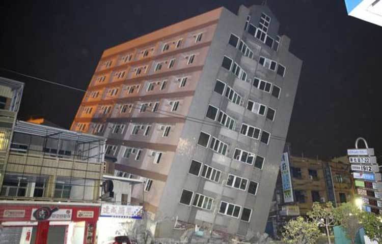 এভাবে হেলে পড়েছে তাইওয়ানের অধিকাংশ ভবন । ছবি : বিবিসি