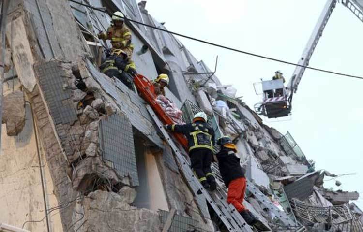 ভূমিকম্পে আটকে পড়াদের উদ্ধারের জোর তৎপড়াতা চলছে।