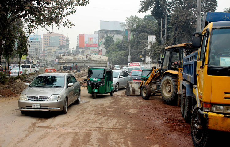 রাজধানীতে বছরব্যাপি চলে কোনো না কোনো&nbsp; নির্মাণ কাজ। এর ফলে নগরবাসীদের স্বাভাবিক চলাচলে বিঘ্ন সৃষ্টি হয়। তারপরেও এসব মেনে নিয়ে শুরু হয় সবার প্রত্যাহিক জীবন। ছবিটি মগবাজার নির্মিতব্য ফ্লাইওভার থেকে তোলা। ছবি : বিপ্লব দিক্ষিৎ