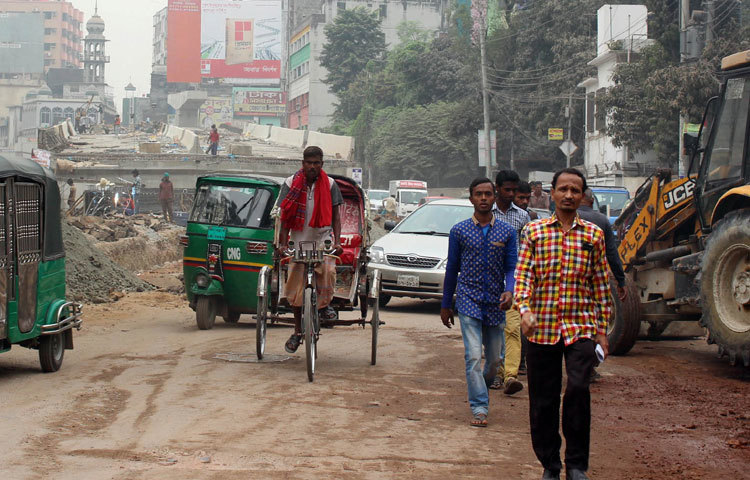 রাজধানীতে বছরব্যাপি চলে কোনো না কোনো&nbsp; নির্মাণ কাজ। এর ফলে নগরবাসীদের স্বাভাবিক চলাচলে বিঘ&oelig; সৃষ্টি হয়। তারপরেও এসব মেনে নিয়ে শুরু হয় সবার প্রত্যাহিক জীবন। ছবিটি মগবাজার নির্মিতব্য ফ্লাইওভার থেকে তোলা। ছবি : বিপ্লব দিক্ষিৎ