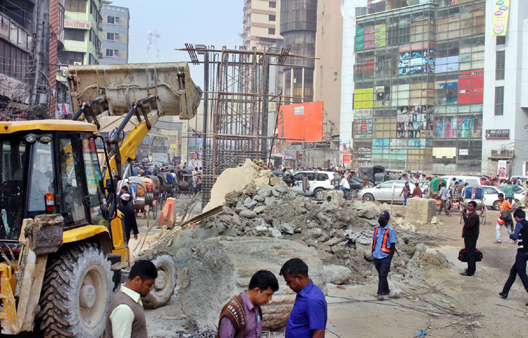 রাজধানীতে বছরব্যাপি চলে কোনো না কোনো&nbsp; নির্মাণ কাজ। এর ফলে নগরবাসীদের স্বাভাবিক চলাচলে বিঘ&oelig; সৃষ্টি হয়। তারপরেও এসব মেনে নিয়ে শুরু হয় সবার প্রত্যাহিক জীবন। ছবিটি মগবাজার নির্মিতব্য ফ্লাইওভার থেকে তোলা। ছবি : বিপ্লব দিক্ষিৎ