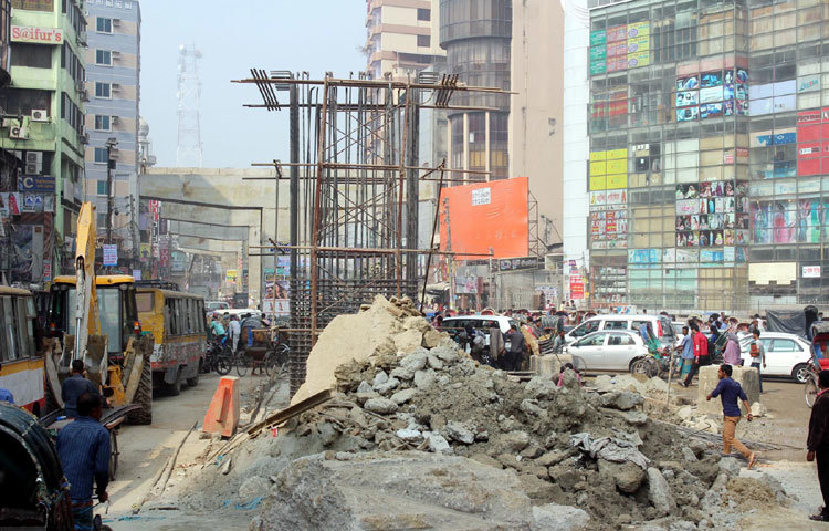 রাজধানীতে বছরব্যাপি চলে কোনো না কোনো&nbsp; নির্মাণ কাজ। এর ফলে নগরবাসীদের স্বাভাবিক চলাচলে বিঘ্ন সৃষ্টি হয়। তারপরেও এসব মেনে নিয়ে শুরু হয় সবার প্রত্যাহিক জীবন। ছবিটি মগবাজার নির্মিতব্য ফ্লাইওভার থেকে তোলা। ছবি : বিপ্লব দিক্ষিৎ