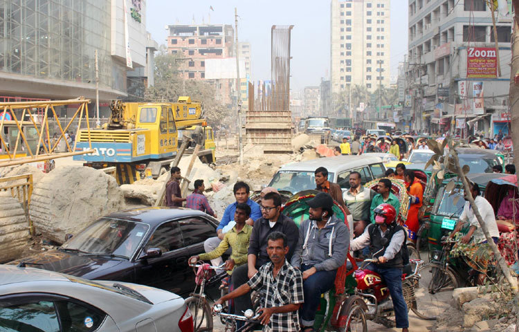 রাজধানীতে বছরব্যাপি চলে কোনো না কোনো&nbsp; নির্মাণ কাজ। এর ফলে নগরবাসীদের স্বাভাবিক চলাচলে বিঘ্ন সৃষ্টি হয়। তারপরেও এসব মেনে নিয়ে শুরু হয় সবার প্রত্যাহিক জীবন। ছবিটি মগবাজার নির্মিতব্য ফ্লাইওভার থেকে তোলা। ছবি : বিপ্লব দিক্ষিৎ