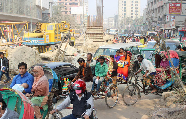 রাজধানীতে বছরব্যাপি চলে কোনো না কোনো&nbsp; নির্মাণ কাজ। এর ফলে নগরবাসীদের স্বাভাবিক চলাচলে বিঘ্ন সৃষ্টি হয়। তারপরেও এসব মেনে নিয়ে শুরু হয় সবার প্রত্যাহিক জীবন। ছবিটি মগবাজার নির্মিতব্য ফ্লাইওভার থেকে তোলা। ছবি : বিপ্লব দিক্ষিৎ