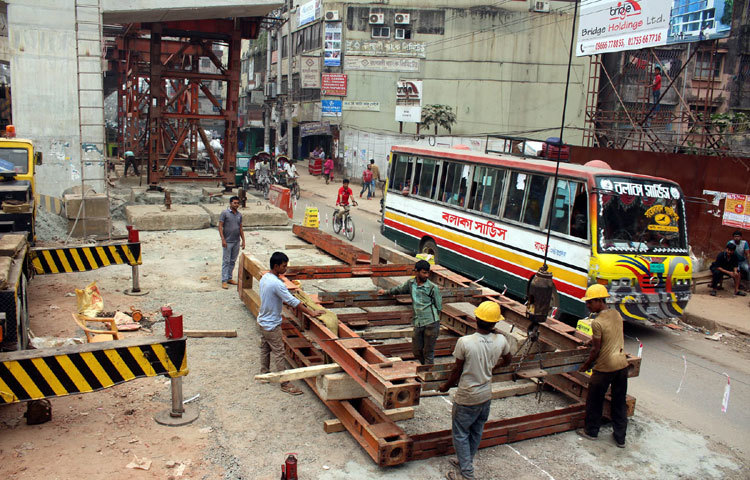 রাজধানীতে বছরব্যাপি চলে কোনো না কোনো&nbsp; নির্মাণ কাজ। এর ফলে নগরবাসীদের স্বাভাবিক চলাচলে বিঘ্ন সৃষ্টি হয়। তারপরেও এসব মেনে নিয়ে শুরু হয় সবার প্রত্যাহিক জীবন। ছবিটি মগবাজার নির্মিতব্য ফ্লাইওভার থেকে তোলা। ছবি : বিপ্লব দিক্ষিৎ
