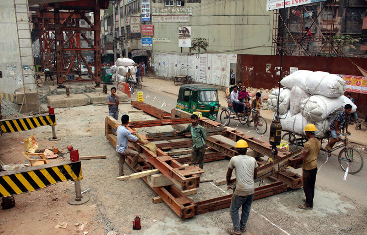 রাজধানীতে বছরব্যাপি চলে কোনো না কোনো&nbsp; নির্মাণ কাজ। এর ফলে নগরবাসীদের স্বাভাবিক চলাচলে বিঘ্ন সৃষ্টি হয়। তারপরেও এসব মেনে নিয়ে শুরু হয় সবার প্রত্যাহিক জীবন। ছবিটি মগবাজার নির্মিতব্য ফ্লাইওভার থেকে তোলা। ছবি : বিপ্লব দিক্ষিৎ