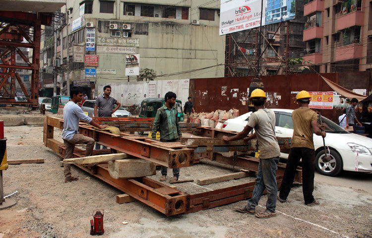 রাজধানীতে বছরব্যাপি চলে কোনো না কোনো&nbsp; নির্মাণ কাজ। এর ফলে নগরবাসীদের স্বাভাবিক চলাচলে বিঘ্ন সৃষ্টি হয়। তারপরেও এসব মেনে নিয়ে শুরু হয় সবার প্রত্যাহিক জীবন। ছবিটি মগবাজার নির্মিতব্য ফ্লাইওভার থেকে তোলা। ছবি : বিপ্লব দিক্ষিৎ