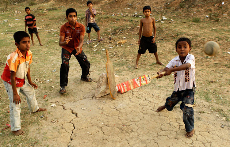 প্রযুক্তির কল্যাণে মানুষের অবসর কাটানোর জন্য নানা ধরনের বিনোদন সামগ্রী অনায়াসে পাওয়া যাচ্ছে। তাই ধীরে ধীরে আামাদের আবহমান বাংলার খেলাধুলা হারিয়ে যাচ্ছে।