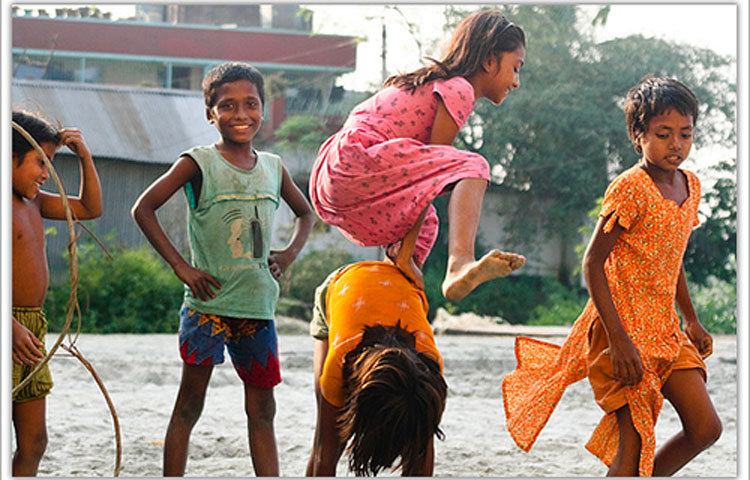 প্রযুক্তির কল্যাণে মানুষের অবসর কাটানোর জন্য নানা ধরনের বিনোদন সামগ্রী অনায়াসে পাওয়া যাচ্ছে। তাই ধীরে ধীরে আামাদের আবহমান বাংলার খেলাধুলা হারিয়ে যাচ্ছে।