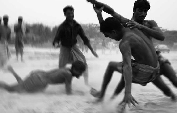 প্রযুক্তির কল্যাণে মানুষের অবসর কাটানোর জন্য নানা ধরনের বিনোদন সামগ্রী অনায়াসে পাওয়া যাচ্ছে। তাই ধীরে ধীরে আামাদের আবহমান বাংলার খেলাধুলা হারিয়ে যাচ্ছে।