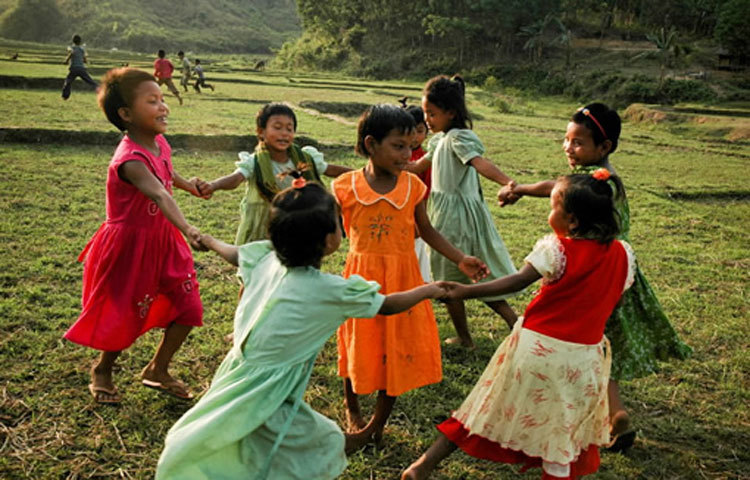 প্রযুক্তির কল্যাণে মানুষের অবসর কাটানোর জন্য নানা ধরনের বিনোদন সামগ্রী অনায়াসে পাওয়া যাচ্ছে। তাই ধীরে ধীরে আামাদের আবহমান বাংলার খেলাধুলা হারিয়ে যাচ্ছে।