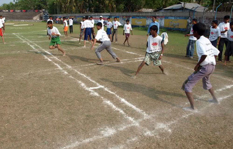 প্রযুক্তির কল্যাণে মানুষের অবসর কাটানোর জন্য নানা ধরনের বিনোদন সামগ্রী অনায়াসে পাওয়া যাচ্ছে। তাই ধীরে ধীরে আামাদের আবহমান বাংলার খেলাধুলা হারিয়ে যাচ্ছে।
