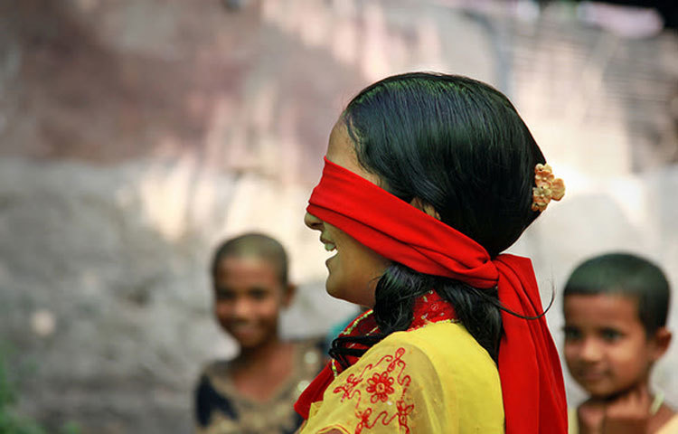 প্রযুক্তির কল্যাণে মানুষের অবসর কাটানোর জন্য নানা ধরনের বিনোদন সামগ্রী অনায়াসে পাওয়া যাচ্ছে। তাই ধীরে ধীরে আামাদের আবহমান বাংলার খেলাধুলা হারিয়ে যাচ্ছে।