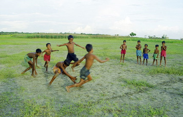 প্রযুক্তির কল্যাণে মানুষের অবসর কাটানোর জন্য নানা ধরনের বিনোদন সামগ্রী অনায়াসে পাওয়া যাচ্ছে। তাই ধীরে ধীরে আামাদের আবহমান বাংলার খেলাধুলা হারিয়ে যাচ্ছে।