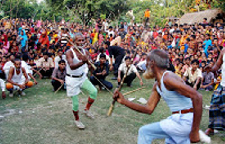 প্রযুক্তির কল্যাণে মানুষের অবসর কাটানোর জন্য নানা ধরনের বিনোদন সামগ্রী অনায়াসে পাওয়া যাচ্ছে। তাই ধীরে ধীরে আামাদের আবহমান বাংলার খেলাধুলা হারিয়ে যাচ্ছে।