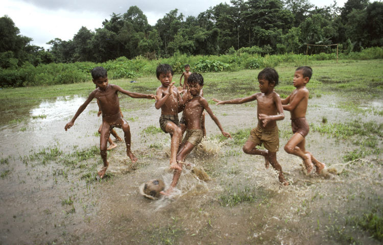 প্রযুক্তির কল্যাণে মানুষের অবসর কাটানোর জন্য নানা ধরনের বিনোদন সামগ্রী অনায়াসে পাওয়া যাচ্ছে। তাই ধীরে ধীরে আামাদের আবহমান বাংলার খেলাধুলা হারিয়ে যাচ্ছে।