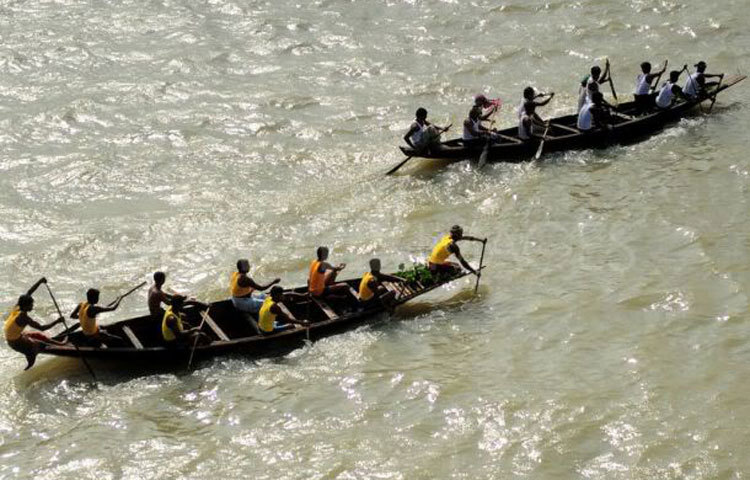 প্রযুক্তির কল্যাণে মানুষের অবসর কাটানোর জন্য নানা ধরনের বিনোদন সামগ্রী অনায়াসে পাওয়া যাচ্ছে। তাই ধীরে ধীরে আামাদের আবহমান বাংলার খেলাধুলা হারিয়ে যাচ্ছে।