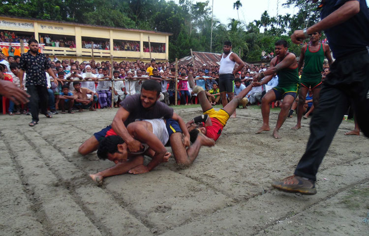 প্রযুক্তির কল্যাণে মানুষের অবসর কাটানোর জন্য নানা ধরনের বিনোদন সামগ্রী অনায়াসে পাওয়া যাচ্ছে। তাই ধীরে ধীরে আামাদের আবহমান বাংলার খেলাধুলা হারিয়ে যাচ্ছে।