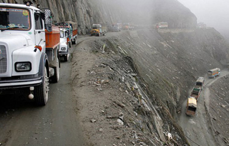 হিমালয়ের রাস্তা : এই রাস্তাটি নাম &lsquo;হিমালয়ের রাস্তা&rsquo;। এই&nbsp; রাস্তায় চলতে গিয়ে একটু ভারসাম্য হারালেই পথচারীর নিশ্চিত মৃত্যু।