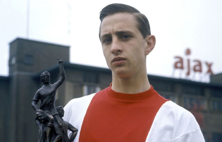 যোহান ক্রয়েফ ১৯৪৭ সালে নেদারল্যান্ডের আমর্স্টাডামে জন্মগ্রহণ করেন। তিনি বার্সেলোনা, ল্যাভেন্টা আইনর্ড প্রভৃতি দলে খেলে বিশ্বাবসীকে ফুটবল নৈপুন্যতা দেখিয়েছেন।