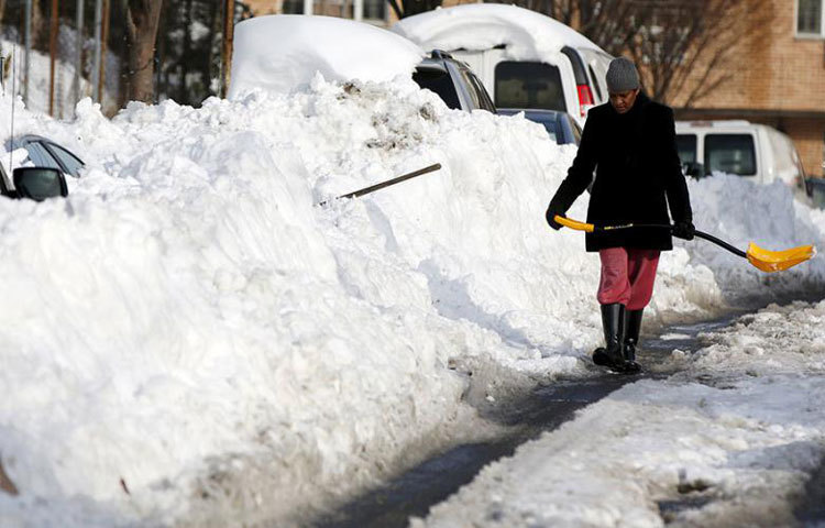 যুক্তরাষ্ট্রের নিউইয়র্কের রাস্তায় তুষার ঝড়ে আটকা পড়েছে যানবাহন। ছবি : রয়টার্স